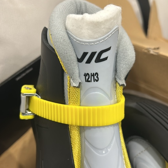 KIDS VIC HOCKEY ICE SKATES - Picture 4 of 5